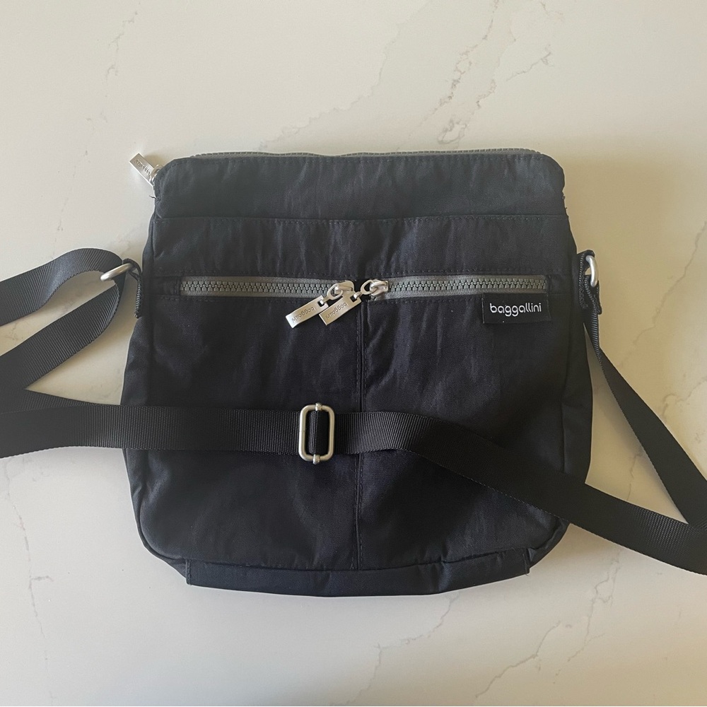 Like new black Baggallini nylon purse lots of pockets great travel bag
